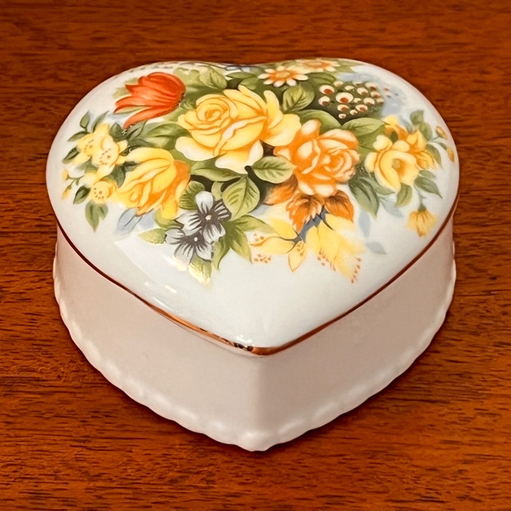 Vintage Heart Shaped Porcelain Trinket Box Floral Rose Gold Trim Scalloped Base - Picture 10 of 16